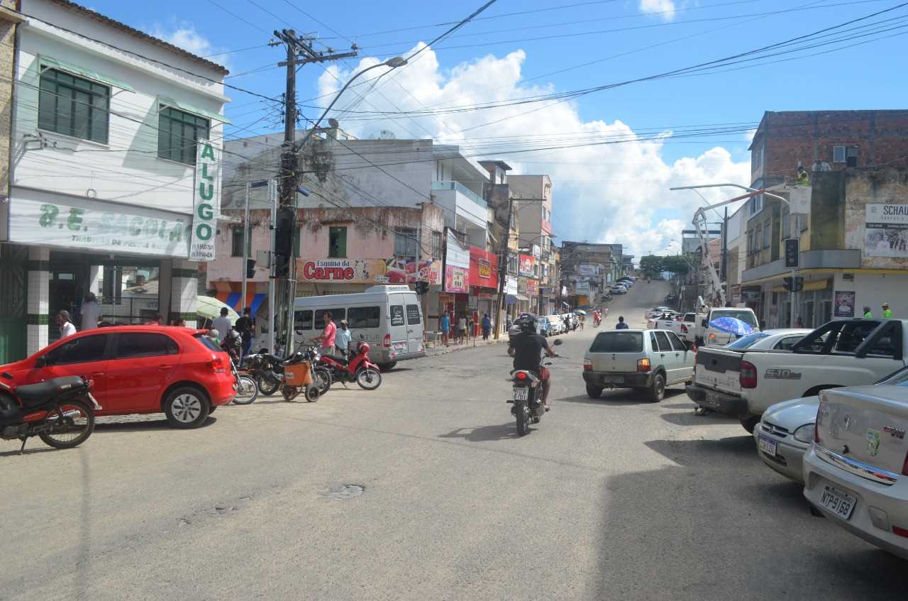Camacã: Semáforos começaram a ser instalados no centro da cidade